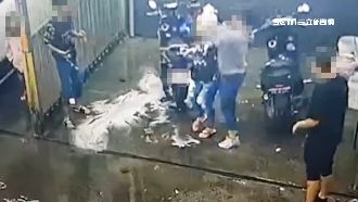 洗車玩泡泡浴！6人竟拿高壓噴槍射頭