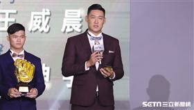 ▲中信兄弟許基宏拿下一壘手金手套。（圖／記者劉彥池攝影）