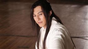 中國靳東擁有型男外貌，2015年在《瑯琊榜》扮演「藺晨」一角。微博