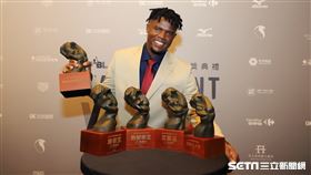 ▲中信兄弟先發投手德保拉獲得年度MVP、投手3冠王和最佳9人等5項大獎。（圖／記者劉彥池攝影）