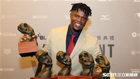 ▲中信兄弟先發投手德保拉獲得年度MVP、投手3冠王和最佳9人等5項大獎。（圖／記者劉彥池攝影）