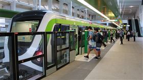 台中捷運試營運  搭乘民眾興奮台中捷運綠線16日起試營運1個月，期間民眾持電子票證可免費搭乘，站內一早就有許多學生及民眾前來試乘。中央社記者蘇木春攝　109年11月16日