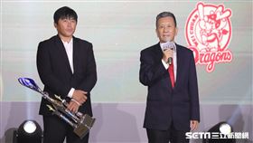 ▲味全龍領取二軍總冠軍獎盃，總教練葉君璋、代理領隊任中傑上台領獎。（圖／記者劉彥池攝影）