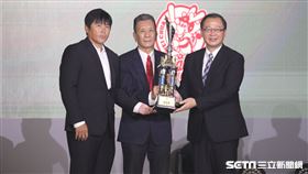 ▲味全龍領取二軍總冠軍獎盃，總教練葉君璋、代理領隊任中傑上台領獎。（圖／記者劉彥池攝影）