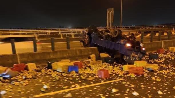 國道2車追撞　數千柳丁炸裂撒滿車道