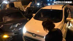 休假消防員國道救援車禍 網讚：這背影讓人看了安心(圖/消防隊提供)