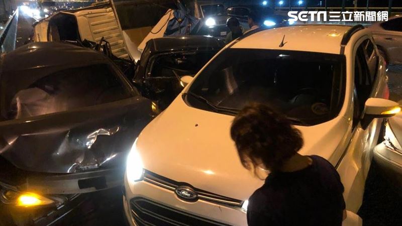 國道十號6車追撞　休假消防員急救援