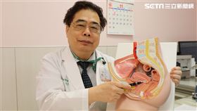 亞洲大學附屬醫院婦女醫學中心副院長洪耀欽解說子宮頸癌（圖／亞大醫院提供）