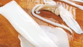 小卷,清理,清潔。（圖／翻攝自海灘男兒大廚海鮮廚房YOUTUBE)