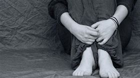 狼師偷拍學生親密照，還摸對方下體。（示意圖／翻攝自pixabay）