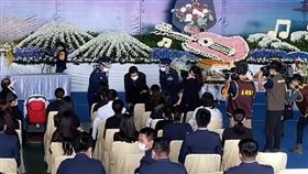 飛官移靈至志航基地+覆國旗畫面(圖／記者王浩原拍攝)