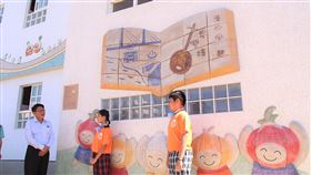 車城國小新校舍啟用  潘孟安回母校同樂（1）屏東車城國小16日舉辦新校舍啟用暨120週年校慶系列活動，縣長潘孟安（左）回母校為新校舍啟用剪綵，他說，自己一家3代都是校友，回到母校倍感溫馨。（屏東縣政府提供）中央社記者郭芷瑄傳真  109年11月16日