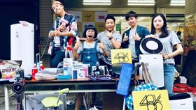 電商競爭激烈！486五勇者擺路邊攤　連客服都上陣（圖／翻攝自486先生粉專）