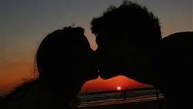 親親 情侶 親吻
https://www.flickr.com/photos/snooze92/6012572024/in/photolist-aaj1bU-bxRD6c-6e8krb-maxmWr-gPLahm-aLcda-aNoFXc-7YsMfX-7dVrHV-D9zD-bLYzHe-Nm9ZY-7AHpVr-7bXVYE-aNoGoD-6WRw86-2wHj1x-4c4xAG-Z3LoGE