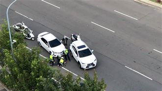 違規又撞車！凌志男三字經嗆警被壓制