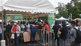 泰國公民團體iLaw修憲連署攤位泰國民間團體iLaw版本的修憲草案衝破10萬人連署，送入國會辯論程序，寫下泰國憲政史上的新紀錄。圖為9月19日iLaw在學生抗議現場設置的連署攤位。中央社記者呂欣憓曼谷攝  109年11月17日