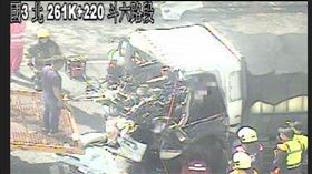 國道三南下古坑路段，大貨車追撞砂石車。（圖／翻攝畫面）