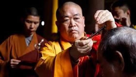 １６：９
台灣漫畫大師蔡志忠削髮為僧！中國少林寺出家法名「延一」
圖／翻攝自「釋永信師傅」微博