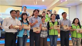 教會長老貨櫃屋養蛋雞助弱勢　屏東社團認購屏東基督教萬人教會長老陳鴻隆夫婦為幫助經濟弱勢及更生人謀生，創立以貨櫃屋養蛋雞生產雞蛋販售的模式，獲得屏東4個社團認購雞蛋。中央社記者郭芷瑄攝　109年11月17日