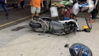 2機車路口撞　前車輪斷險滾進超商