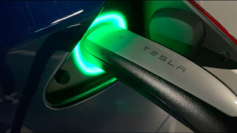 私設特斯拉充電樁　管委會怒告：拆掉