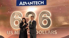 研華獲台灣國際品牌第4　創最佳成績全球權威品牌價值調查機構Interbrand於17日公布2020年台灣國際品牌名次，工業電腦廠研華以品牌價值6.26億美元獲得第4名，為研華歷來最佳成績，由研華綜合經營管理總經理陳清熙（右）代表接受表揚。（研華提供）中央社記者吳家豪傳真　109年11月17日