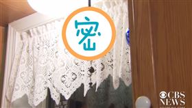 普利希拉貝里在二手市場買了一個心形吊墜。（圖／翻攝自CBSN畫面截圖）