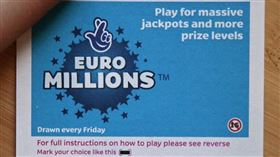 ▲歐洲百萬樂透大獎得主領獎了。（圖／翻攝自Euro Millions推特）