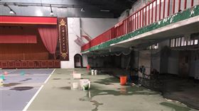 基隆市民活動中心漏水　市府爭取經費改善基隆市民活動中心漏水嚴重，市長林右昌17日說，若漏水嚴重應先封閉，市府也已向中央爭取新台幣6000萬元改善，同時爭取這處成為北部青少年網球訓練中心，只要經費核定，明年就會安排儘快動工。（基隆市議員陳宜提供）中央社記者王朝鈺傳真　109年11月17日