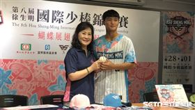 ▲中信兄弟劉貴元捐贈簽約金20萬元回饋徐生明棒球發展協會。（圖／記者黃泓哲攝影）