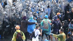 泰國抗議人士和警方對峙