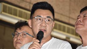 國民黨主席江啟臣，林為洲，羅智強送交反瘦肉精豬肉及公投綁大選二項公投案第一階段連署書（圖／記者李國綸攝影）