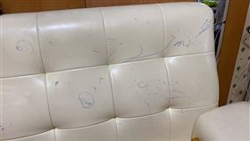 沙發,原子筆,筆跡,白巧克力。（圖／翻攝自爆廢1公社）