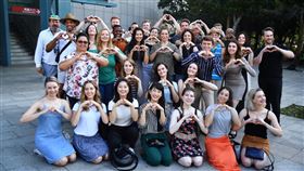 歌劇魅影演員劇組防疫出關（1）經典音樂劇「歌劇魅影」演員日前抵達台灣，並配合防疫政策隔離，17日在台北小巨蛋舉行防疫出關記者會，演員們比出愛心手勢。中央社記者王飛華攝　109年11月17日