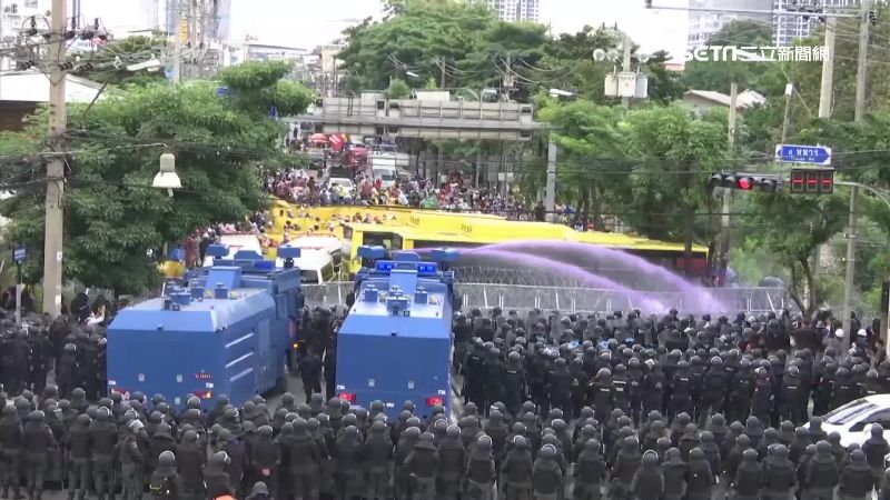 警水砲摻催淚物質！泰修憲爆攻防戰
