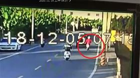 路面坑洞疑摔車主因。（圖／家屬張先生提供）