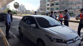 高雄市積極取締白牌車自用車輛不可充當營業車收費載客，但仍有業者以身試法。高雄市交通局取締「白牌車」今年以來已裁處17件，除吊扣駕照及車輛牌照4個月，還依公路法處新台幣10萬元以上到2500萬元以下罰款。（高市府提供）中央社記者王淑芬傳真  109年11月17日