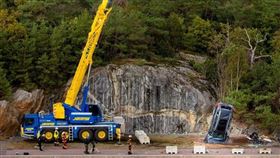 ▲Volvo吊掛車輛進行下墜撞擊測試。（圖／翻攝Volvo網站）
