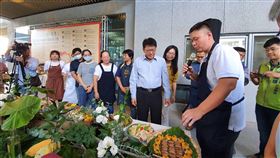 屏府推好客餐桌料理  助客庄店家促銷（2）屏東縣政府17日舉辦「好客餐桌．職人再造」成果展活動記者會，客庄職人為縣長潘孟安（前右2）介紹自己所做的料理。中央社記者郭芷瑄攝  109年11月17日