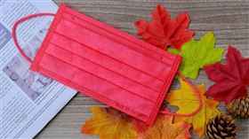 萊爾富楓葉紅醫療口罩。（圖／萊爾富提供）