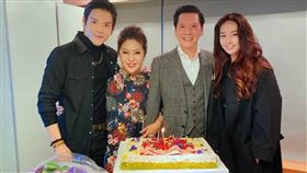 女星郭碧婷與香港娛樂大亨向華強一家合照。（圖／翻攝自微博）