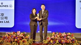 華航七度榮獲台灣企業永續經營獎，由總統蔡英文（左）親自頒獎給華航董事長謝世謙（右）。（圖／華航提供）
