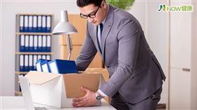 名家專用／NOW健康／自8月下旬起，放無薪假的民眾更是突破2萬人口，有民眾因為連續輪放了好幾周的無薪假，擔心被公司資遣，壓力大到耳鳴嗡嗡作響。(勿用)