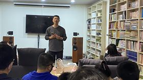 推廣音樂與閱讀　張天立辦虛擬音樂會讀冊生活董事長張天立設立195音閱生活空間舉辦虛擬音樂會，盼藉此推廣音樂與閱讀，並發揚古典音樂對於教育、文化的重要。中央社　109年11月18日