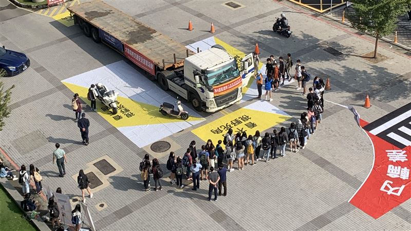 當超跑遇上拖板車　內輪差要注意