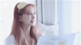 周子瑜拍年曆。（圖／翻攝自Twice YouTube）