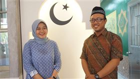 金門大學祈禱室啟用　印尼穆斯林境外生揪感恩國立金門大學穆斯林祈禱室18日揭牌啟用，學生何娜娜（左）和馬伊魯（右）說，一天要祈禱5次，遇到上課時要回宿舍祈禱很不方便，現在有了祈禱室很開心。中央社記者黃慧敏攝　109年11月18日