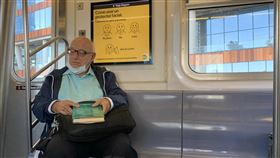 紐約客口罩沒戴好  地鐵加強宣導2019冠狀病毒疾病疫情爆發後，紐約地鐵以車廂廣告宣導如何正確配戴口罩，但仍有乘車民眾口罩未遮住口鼻。中央社記者尹俊傑紐約攝  109年11月18日