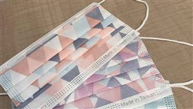 藥妝通路獨售的花紋雙鋼印口罩現在在電商也有上架販售。（圖／業者提供）