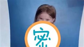 照片中艾瑪手臂著遮住一個字母，乍看之下像穿了件寫著「混帳」（asshole）的Ｔ恤。（圖／翻攝自佩姬抖音） 